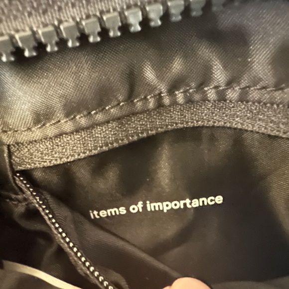 Lululemon Clean Lines Crossbody Bag 2.8L - Picture 10 of 11